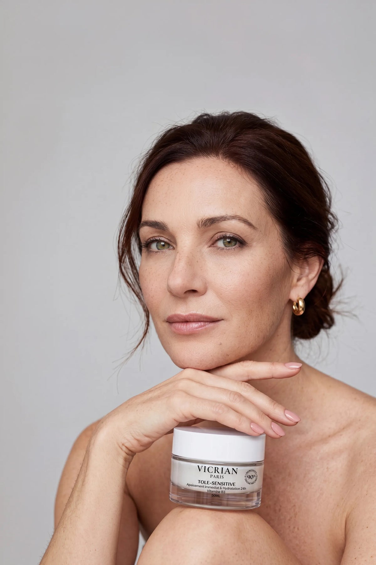 Une femme tient son soin TOLE-SENSITIVE